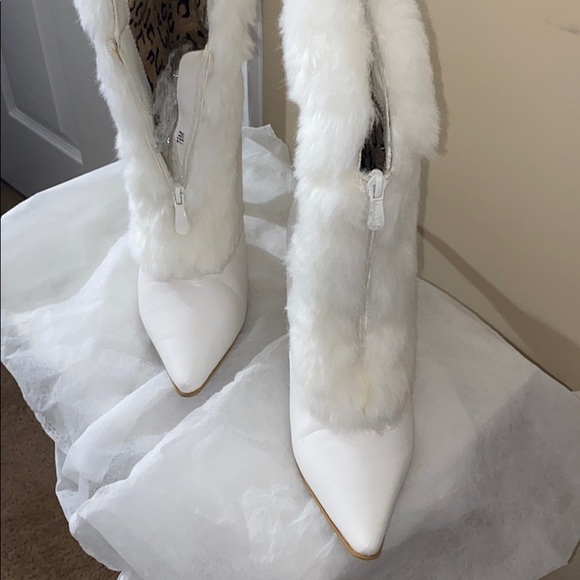 Ashro Shoes - White Ankle Boot ... with zip up front